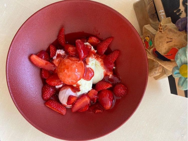 Beispielbild für Erdbeer-Eisbecher