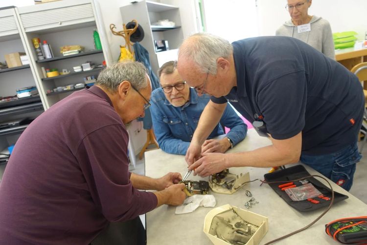 Kundige ehrenamtliche HelferInnen unterstützen bei der Reparatur
