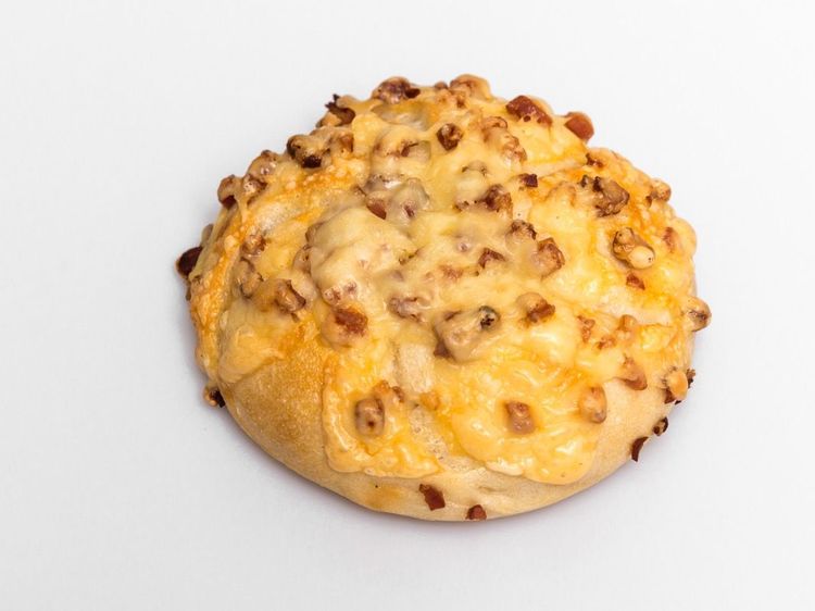 Beispielbild für Käsebrötchen mit Speck