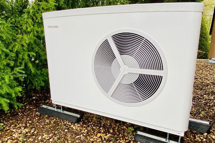 Luftwasserwärmepumpe zur Gebäudebeheizung und Trinkwassererwärmung