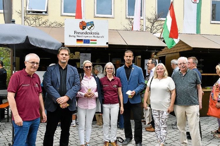 Besuch aus Ungarn am Lángos-Stand